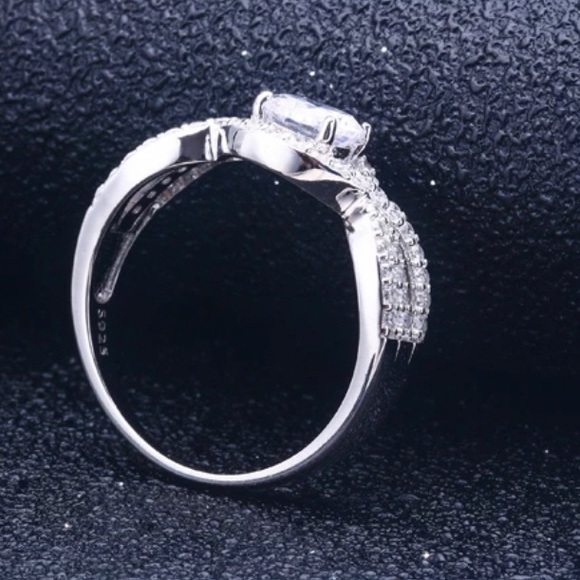 ✨Twisted Sparkling Ring✨18K White Gold✨ - Picture 5 of 5